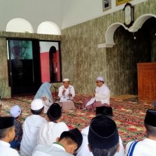 Disaksikan Ratusan Santri Darul Mukhlashin, Dua Orang ini Masuk Islam