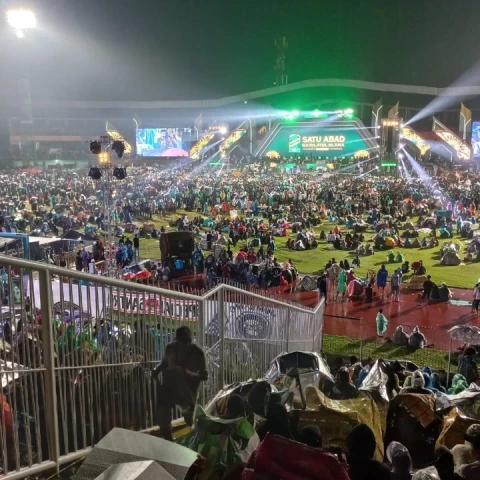 Padati Stadion, Ribuan Penonton Setia Menunggu Hiburan Rakyat Dimulai