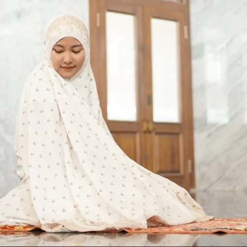 Kisah Kekhusyukan Shalat Rasulullah, Sahabat, dan Orang-orang Saleh Lainnya