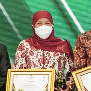 Gubernur Khofifah Terima Penghargaan Baznas Award 2022
