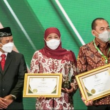 Gubernur Khofifah Terima Penghargaan Baznas Award 2022