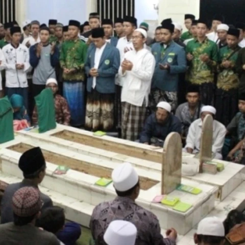 Teguhkan Aswaja, Ansor Pidie Jaya Aceh Ziarahi Makam Sesepuh NU