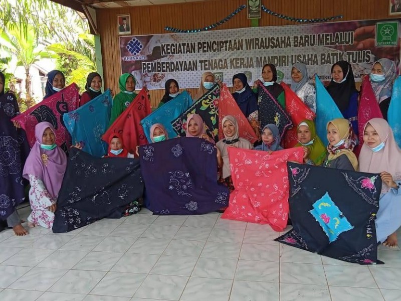 Gali Potensi Warga, Fatayat NU Bengkulu Tengah Ciptakan Batik Panca Mukti