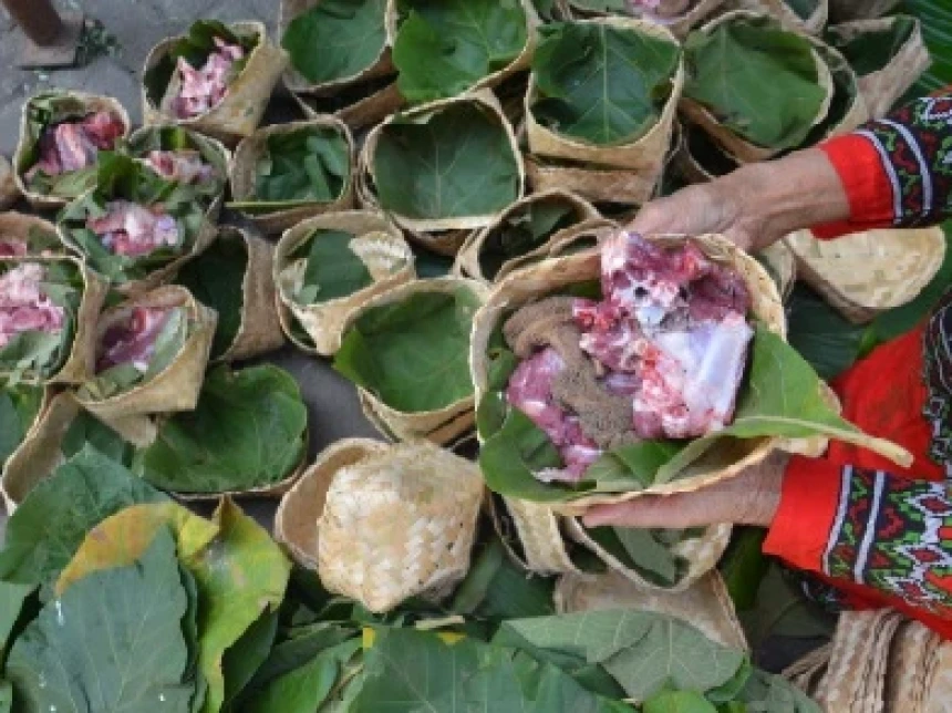 Kurangi Penggunaan Plastik, Bungkus Daging Kurban dengan Daun dan Besek Bambu