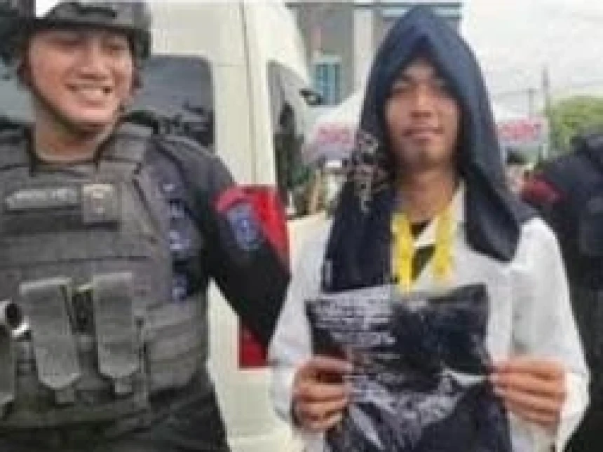 Baca Shalawat dan Pijit Polisi, Pria Ini Dapat Kaus dari Presiden Jokowi