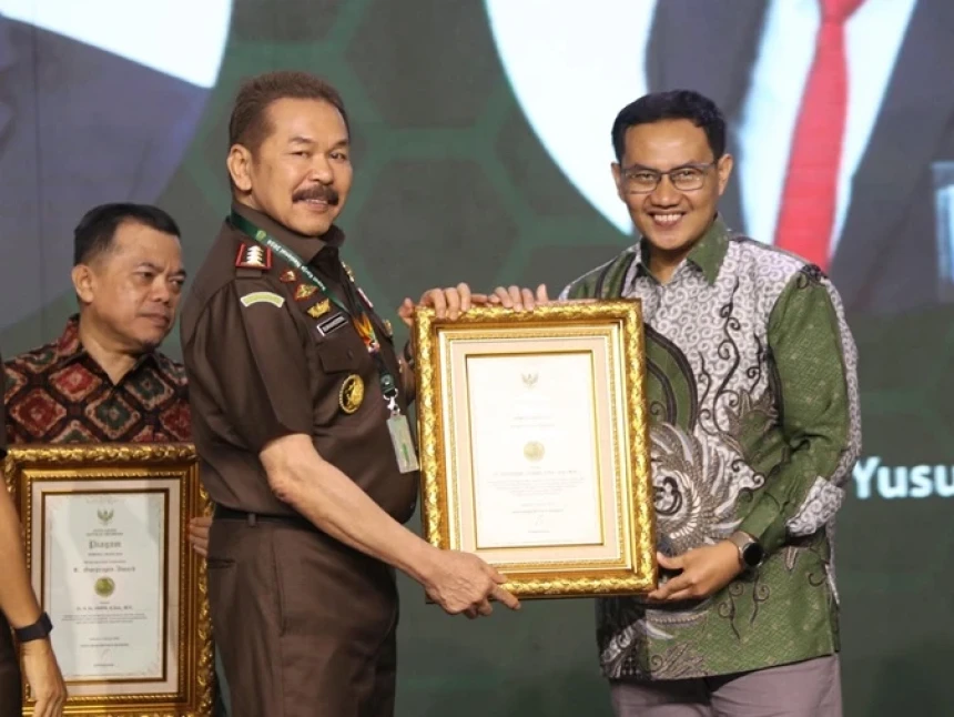 Ketua LPBHNU Malang Fachrizal Afandi Raih Penghargaan Soeprapto Award 2024 dari Kejaksaan Agung