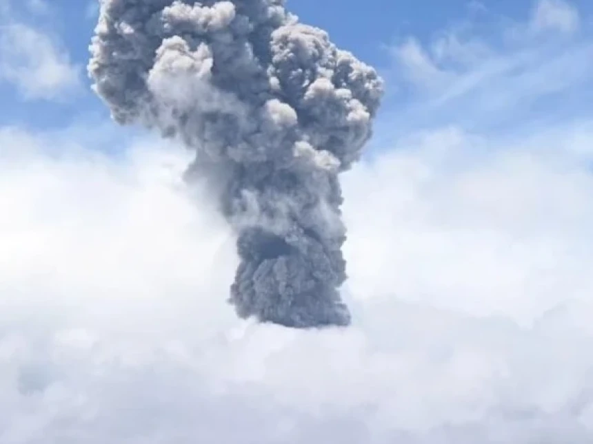 Gunung Ibu di Maluku Utara Semburkan Abu Setinggi 2.000 Meter, Ini Imbauan untuk Masyarakat