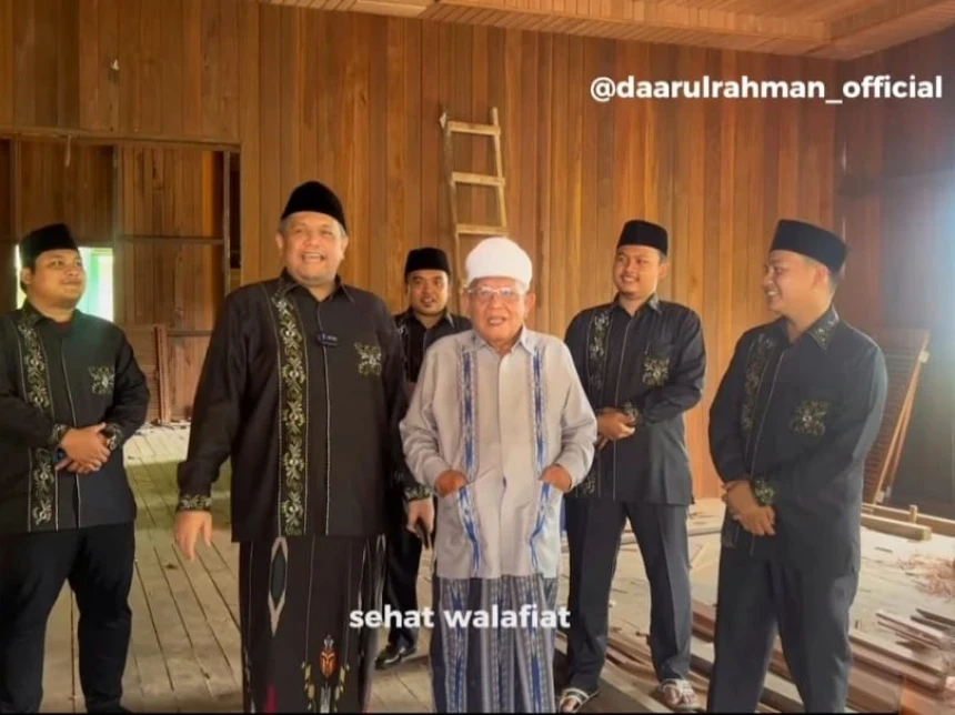 Dikabarkan Wafat, Gus Faiz: Alhamdulillah KH Syukron Makmun Sehat wal Afiat