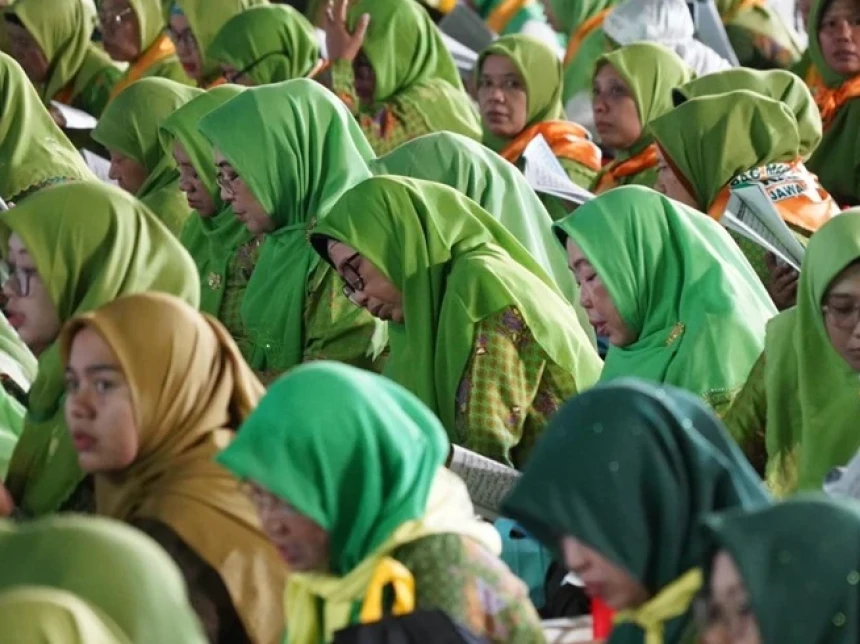 Puncak Harlah Ke-78, Lautan Ibu-Ibu Muslimat NU Hijaukan GBK