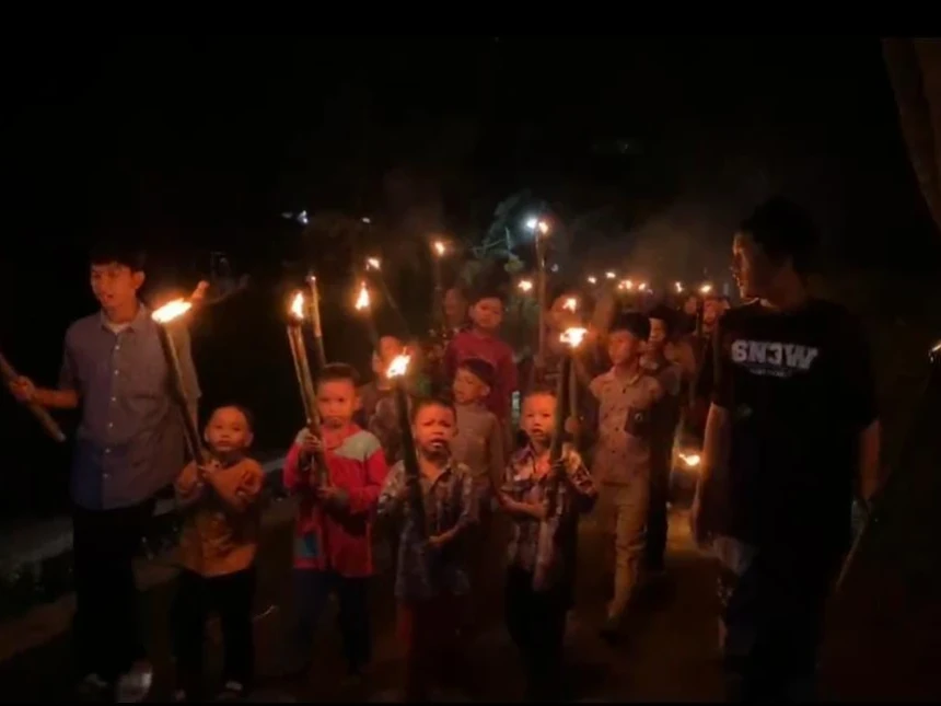 Malam Idul Fitri, Anak-Anak di Kulon Progo Takbir Keliling Bawa Obor