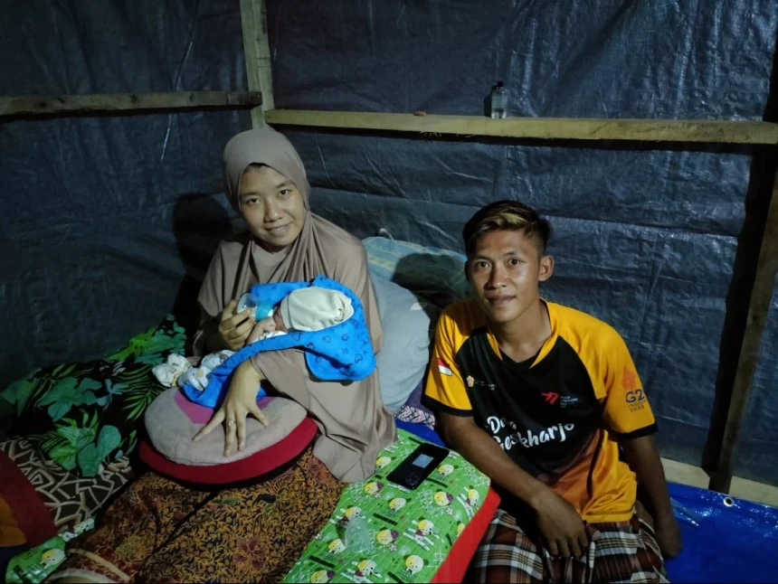 Warga Terdampak Gempa Bawean Melahirkan di Huntara, LAZISNU Serahkan Bantuan Peralatan Bayi