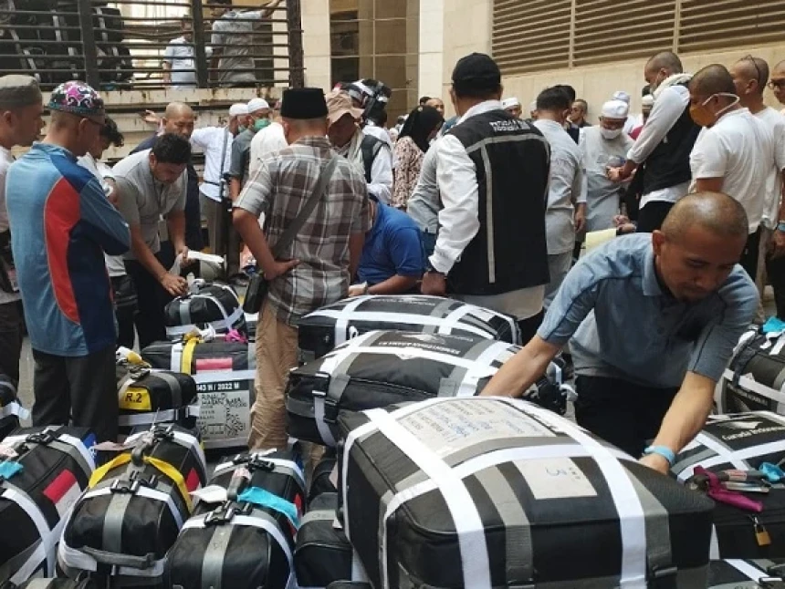 297 dari 360 Koper Jamaah Haji Embarkasi Solo Dikembalikan karena Bawa Air Zamzam