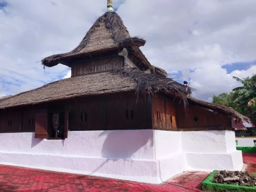 Keunikan Masjid Tua Wapaue di Maluku Tengah