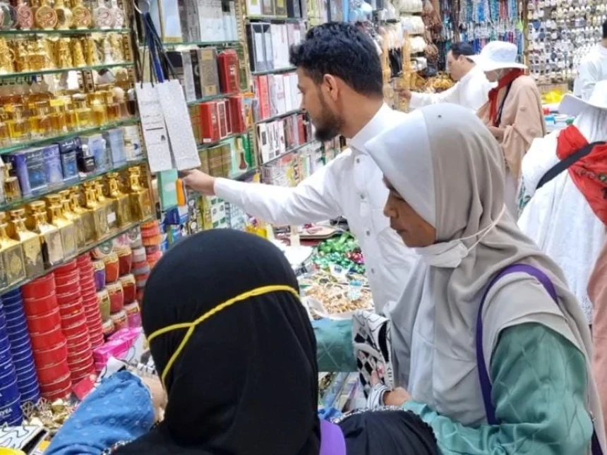 Jelang Geser ke Makkah, Jamaah Haji di Madinah Padati Toko Oleh-oleh