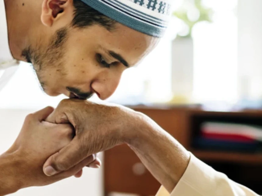 Khutbah Jumat: Anjuran Berbakti kepada Orang Tua dalam Islam  