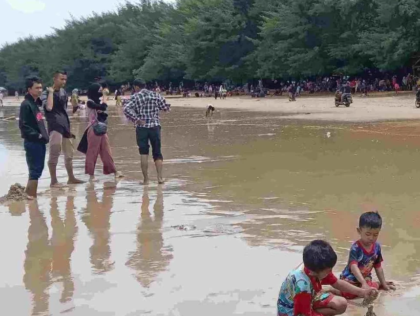 Tergambar di Lagu 'Sapu Tangan Merah' Yus Yunus, Begini Keindahan Pantai Lombang Madura