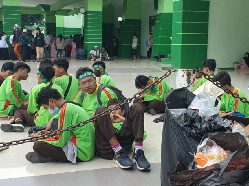 Gerak Cepat Pasukan ‘Semut’ Pelajar Bersihkan Sampah dari GOR Sidoarjo