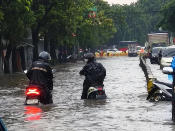 Diguyur Hujan Sejak Dini Hari, Sejumlah Wilayah Jakarta Terendam Banjir