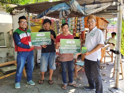 NU Care-LAZISNU Salurkan Gerobak dan Modal Usaha untuk UMKM Angkringan di Semarang