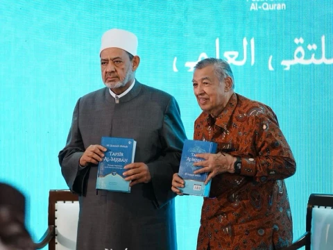 Perkuat Moderasi Islam, Prof Quraish Hadiahi Grand Syekh Al-Azhar Tafsir Al-Mishbah Berbahasa Inggris