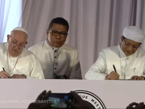 Paus Fransiskus Tanda Tangani Deklarasi Istiqlal tentang Dehumanisasi dan Perubahan Iklim