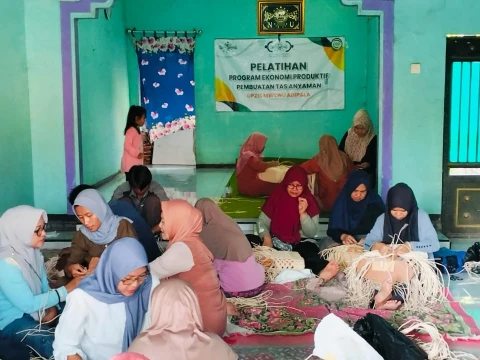 Berdayakan Ekonomi Masyarakat Kelas Bawah, LAZISNU Cilacap Gelar Pelatihan Pembuatan Tas Anyaman