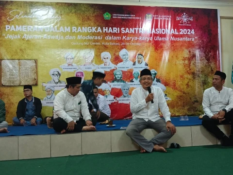 Kunjungi Pameran Manuskrip di PCNU Kota Bekasi, Gus Ulil Jelaskan Peran Ulama Aswaja