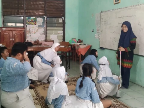 Pengalaman Rachmani Sakinah, Guru Muda yang Dampingi Anak Berkebutuhan Khusus Pakai Bahasa Isyarat