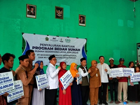 NU Care-LAZISNU Jateng Salurkan Bantuan Dana untuk Bedah 10 Rumah Tak Layak Huni