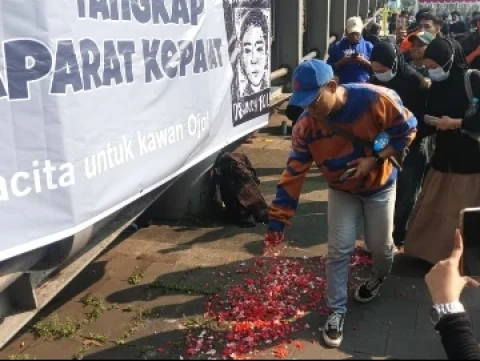 Massa Tabur Bunga untuk Affan Kurniawan di Depan Polda Metro Jaya