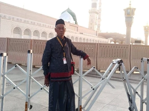 56 Tahun Mengabdi di Masjid, Kesetiaan Mbah Sukijan Berbuah Umrah