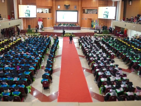 IIQ Jakarta Wisuda 493 Lulusan, Kukuhkan Komitmen Global Berbasis Al-Qur’an