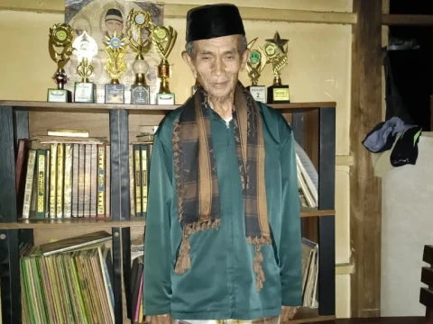 Ayi Hidayat, Guru Honorer Madrasah yang Selamanya Honorer