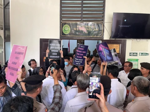Hakim Tolak Praperadilan Aktivis di PN Jaksel: Masyarakat Sipil Protes, Polisi Represif