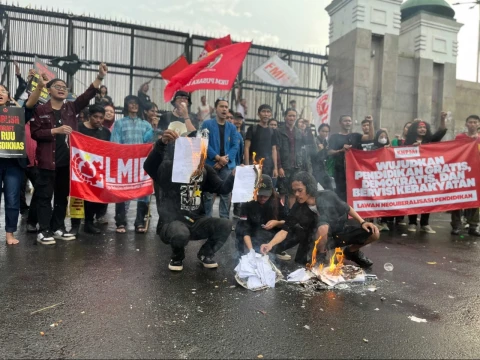 Aksi Hardiknas 2026 di DPR, Mahasiswa Tolak Komersialisasi dan Kapitalisasi Pendidikan