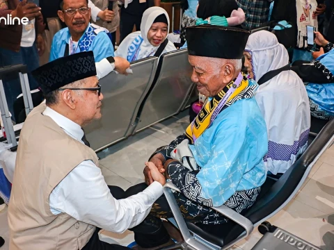 60 Tahun Berdagang Kangkung, Kakek Niran Akhirnya Berangkat Haji Bersama Istri