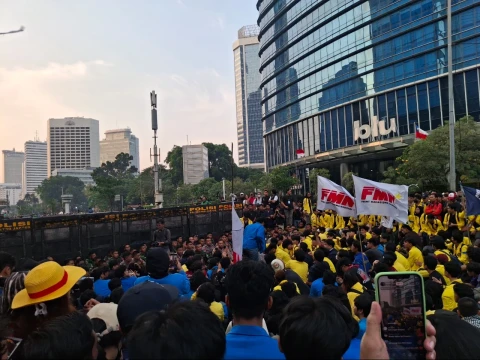 Massa Aksi dan Polisi Terlibat Adu Dorong, Pagar Besi Aparat di Thamrin Roboh