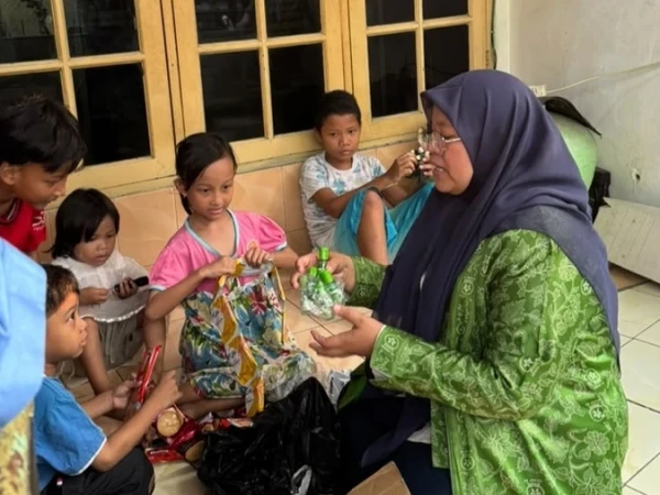Fatayat NU Jakpus Salurkan Bantuan Kebutuhan Keseharian untuk Korban Kebakaran