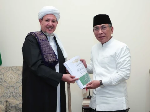 Temui Ketum PBNU, Syekh Yasir Al-Adni Hadiahkan Syarah atas Kitab Teologi karya Hadratussyekh