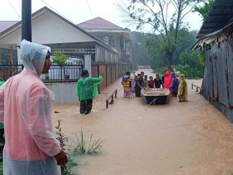 Hujan Deras Enam Jam, Banjir Kepung Tiga Kecamatan di Kota Padang