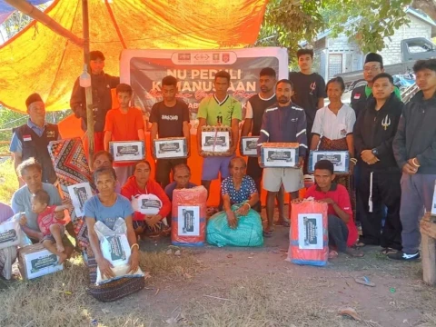 NU Peduli NTT Terjang Ombak Demi Salurkan Bantuan bagi Warga Pulau Palue Sikka