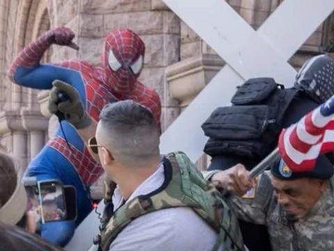 Aktivis Anti-Islam Dipukul 'Spider-Man' hingga Ditangkap Polisi Saat Gelar Aksi di Minneapolis