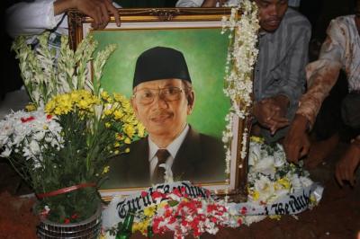 Siapakah Penerus Gagasan KH Hasyim Muzadi?