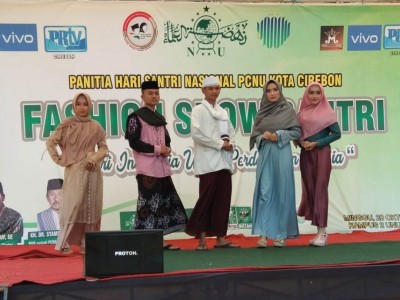 Lomba 'Fashion Show' Meriahkan Peringatan Hari Santri PCNU Kota Cirebon