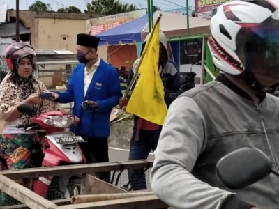 Bagikan Masker, PMII Pasaman Barat Ajak Pengendara Roda Dua Cegah Covid-19 