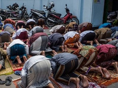 Hukum Shalat di Atas Sebagian Alas Anggota Sujud