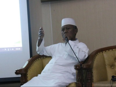 KH Noer Iskandar SQ Singa Podium Pembela Aswaja yang penuh Humor
