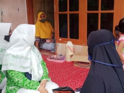 Fatayat NU Desa Cijulang Bantu Bu Jihan yang Rumahnya Terbakar Habis