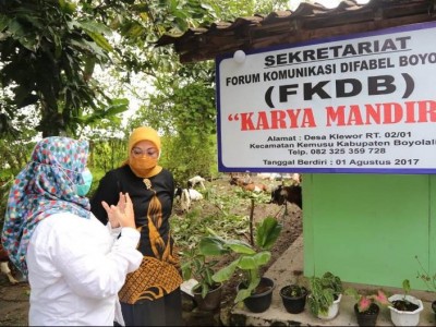 Kunjungi Kelompok Disabilitas, Menaker Harap JPS-TKM Bisa Tingkatkan Ekonomi Warga