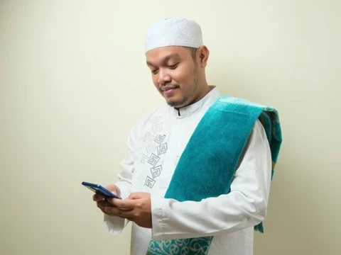 Hukum Membaca Mushaf melalui Handpone saat Shalat 